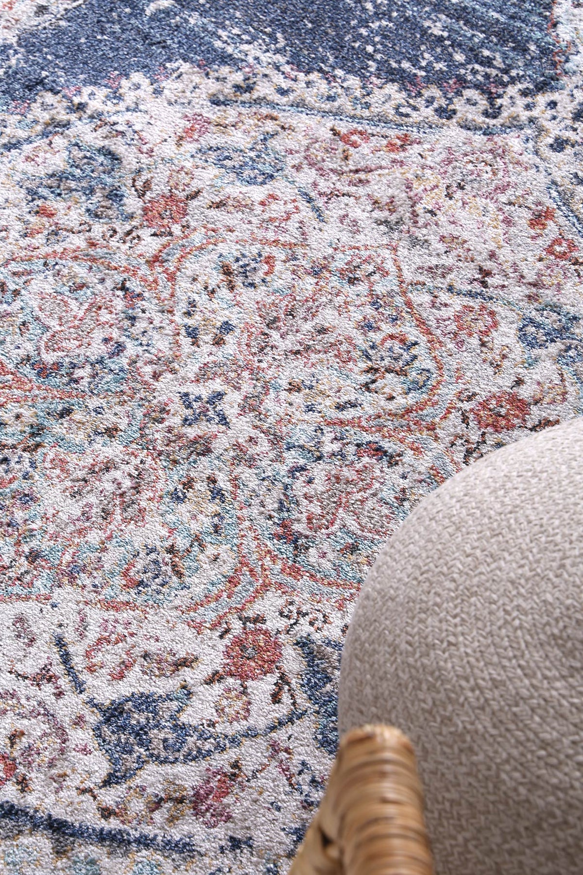 Salsa Hollow Medalion Transitional Navy &amp; Multi Rug