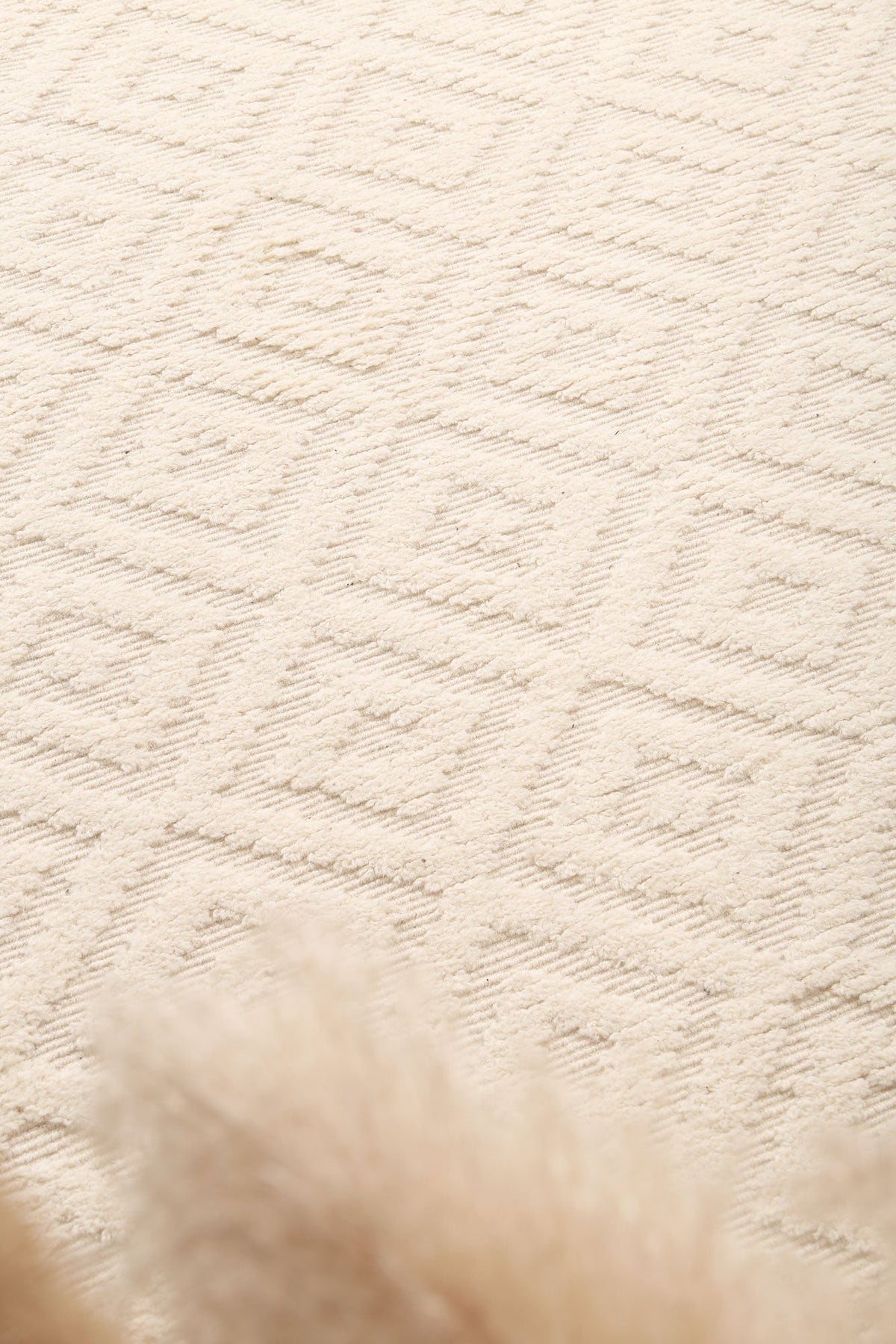 Eskandar Hand-tufted  Plush Cream Wool Rug
